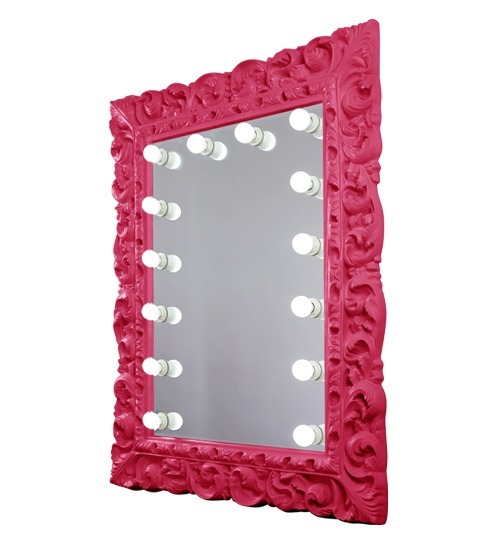 Pink mirror cacthes the eyes of girls